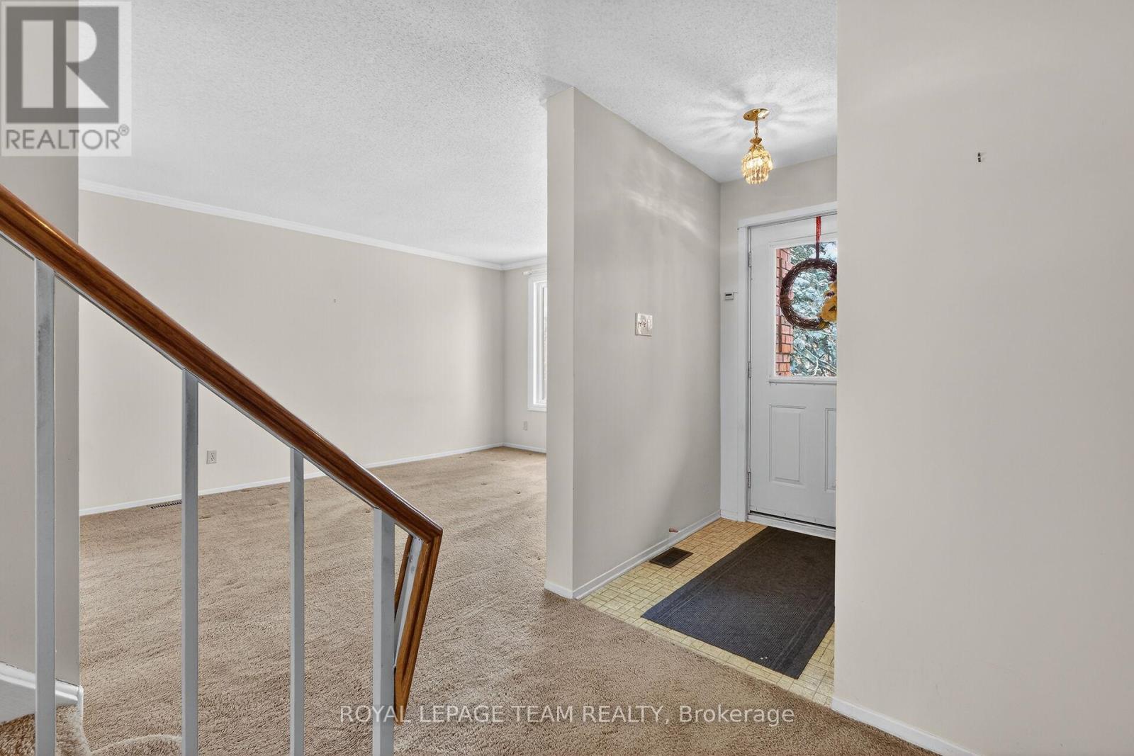 97 Huntsman Crescent, Ottawa, Ontario  K2M 1H8 - Photo 3 - X12901998