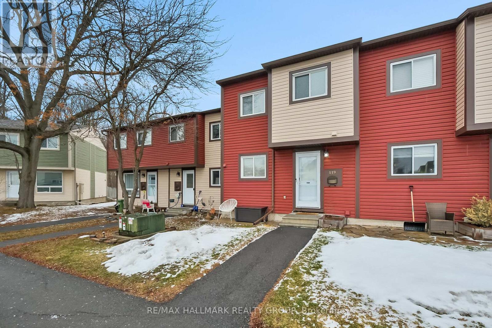 119 Teal Crescent, Ottawa, Ontario  K1E 2C1 - Photo 5 - X12909342
