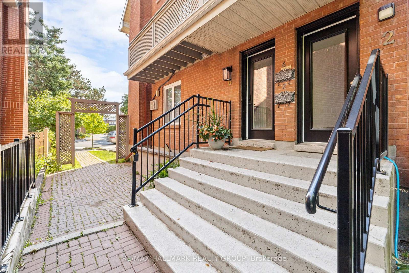 2 - 19 Montcalm Street, Ottawa, Ontario  K1S 0A2 - Photo 2 - X12910698