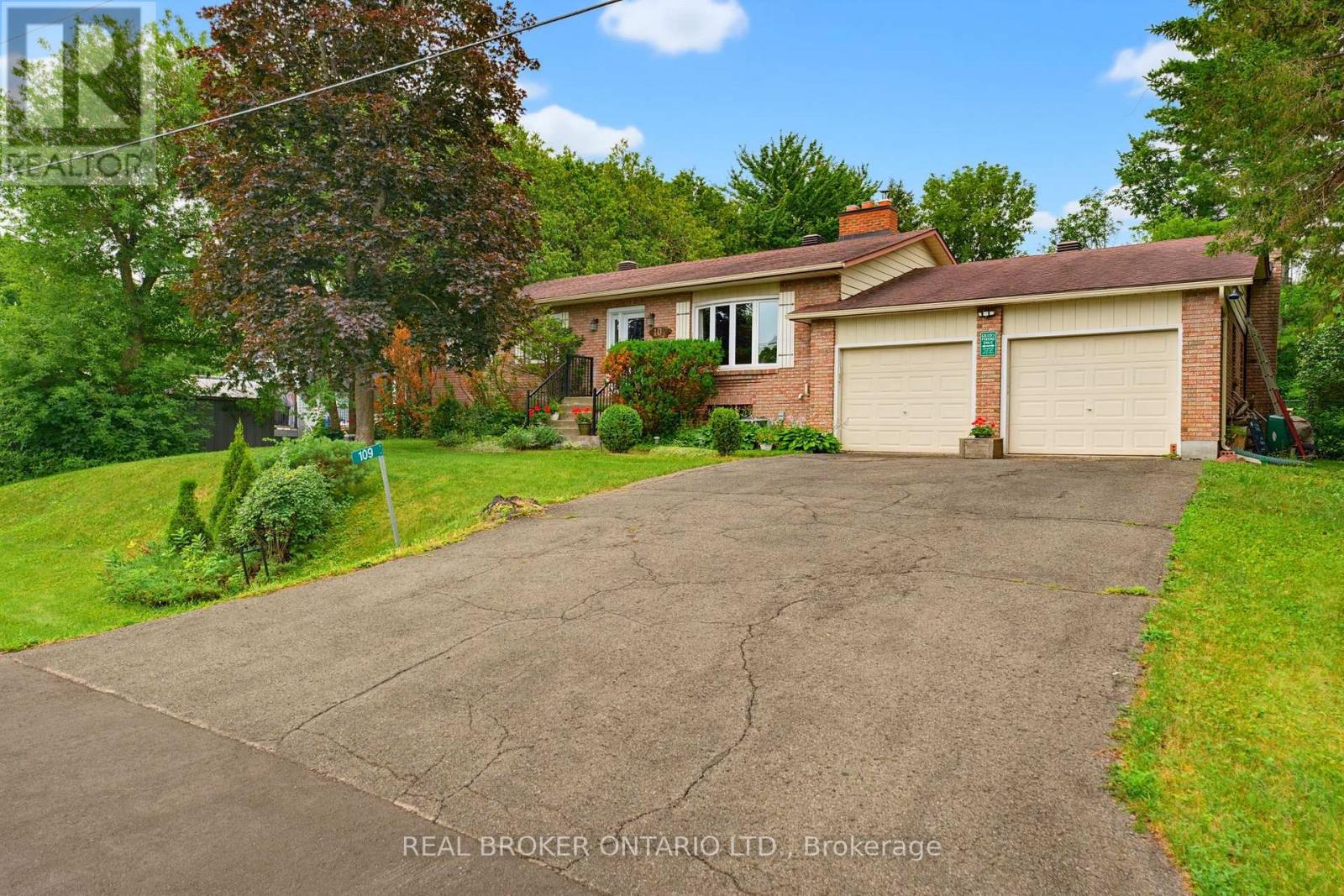 109 Highview Drive, Ottawa, Ontario  K0A 3M0 - Photo 2 - X12917182