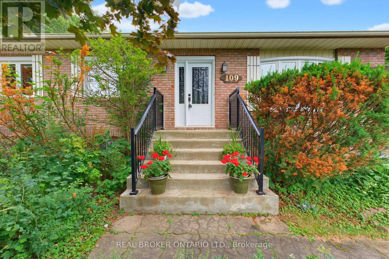 109 Highview Drive, Ottawa, Ontario  K0A 3M0 - Photo 3 - X12917182