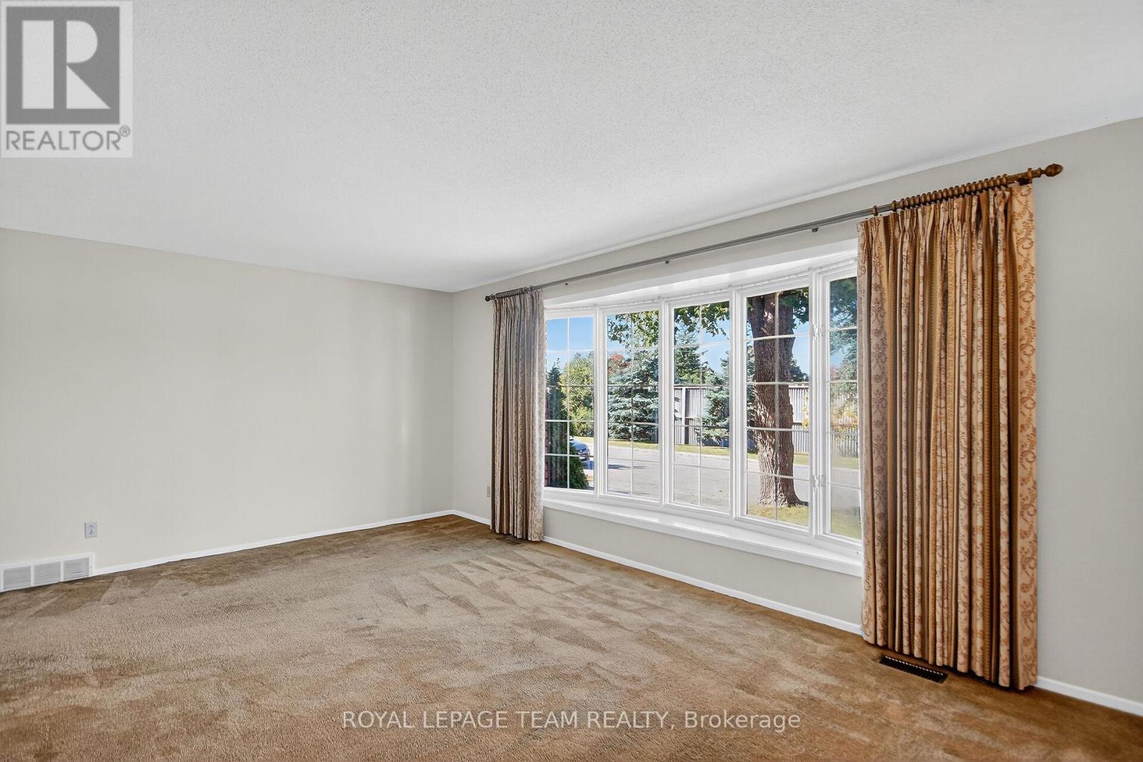 1900 Southampton Court, Ottawa, Ontario  K2C 0W3 - Photo 12 - X12946446