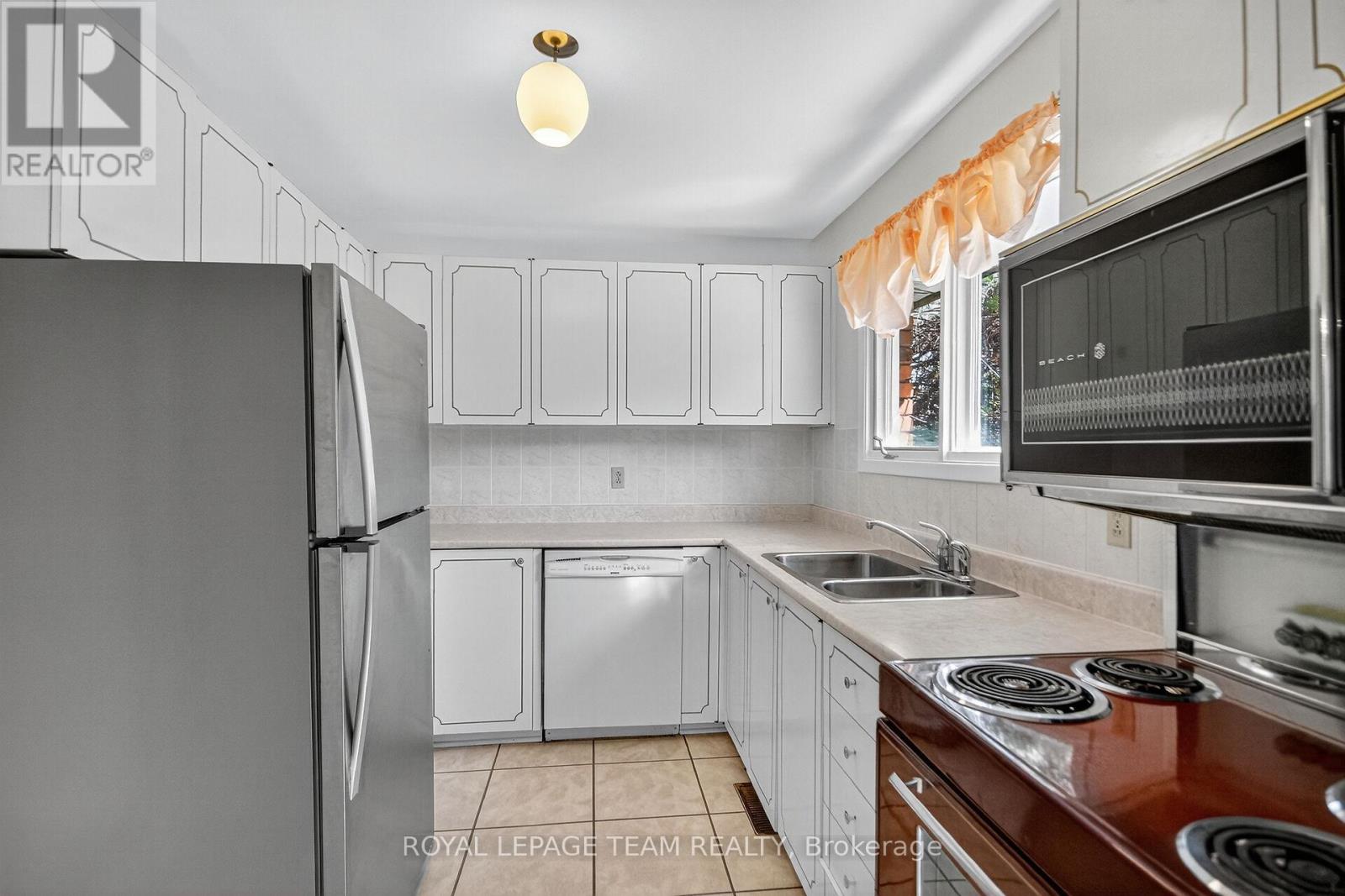 1900 Southampton Court, Ottawa, Ontario  K2C 0W3 - Photo 15 - X12946446