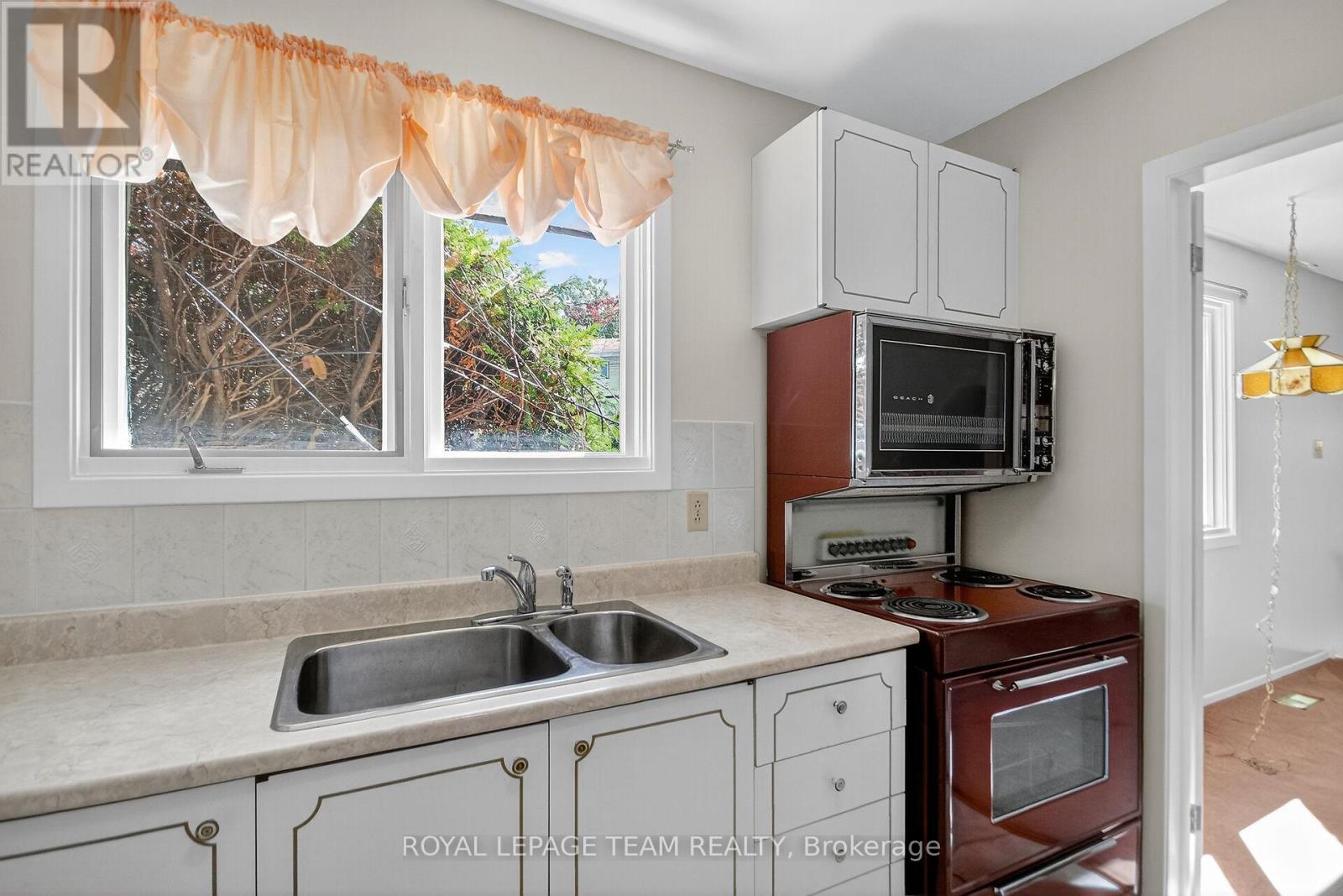 1900 Southampton Court, Ottawa, Ontario  K2C 0W3 - Photo 17 - X12946446
