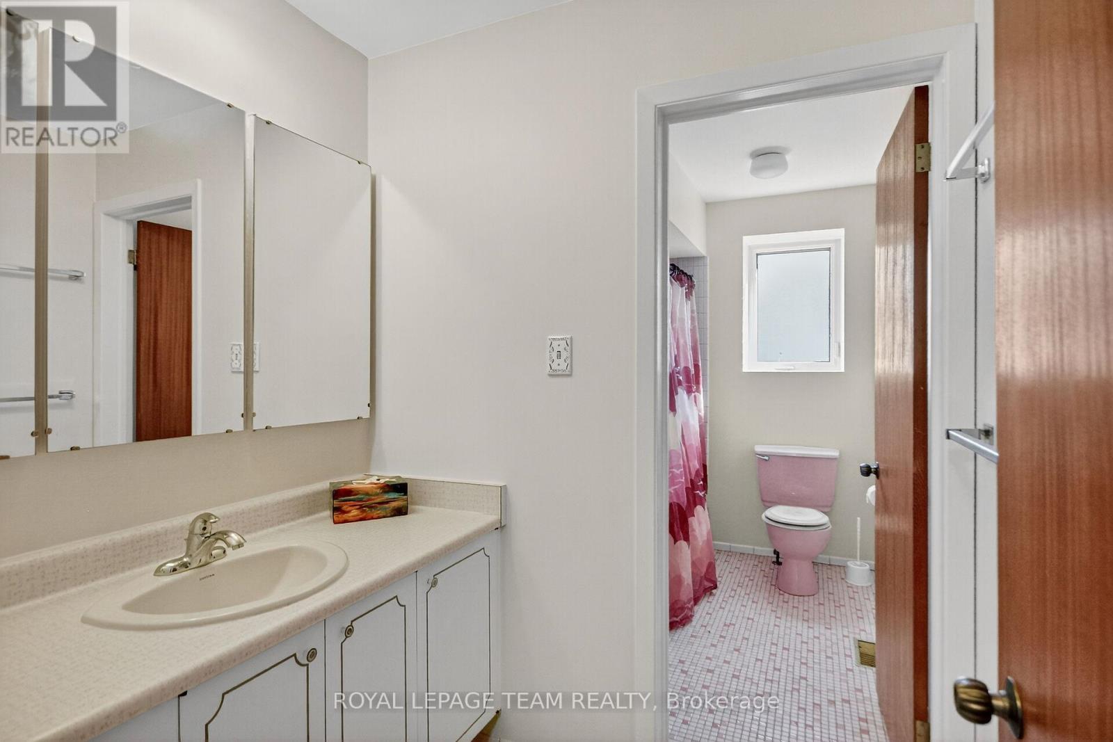 1900 Southampton Court, Ottawa, Ontario  K2C 0W3 - Photo 28 - X12946446