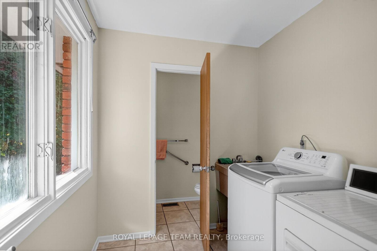 1900 Southampton Court, Ottawa, Ontario  K2C 0W3 - Photo 29 - X12946446
