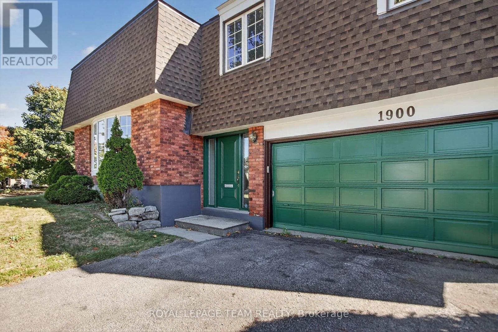 1900 Southampton Court, Ottawa, Ontario  K2C 0W3 - Photo 3 - X12946446