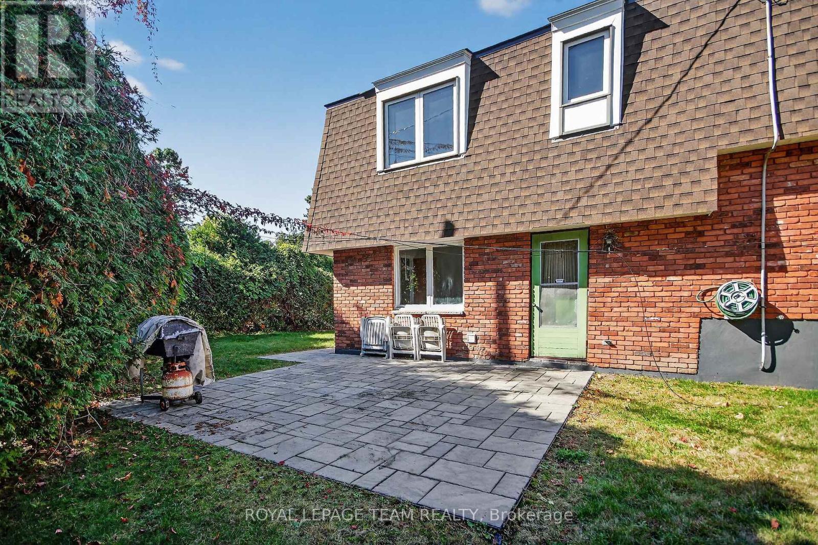 1900 Southampton Court, Ottawa, Ontario  K2C 0W3 - Photo 4 - X12946446