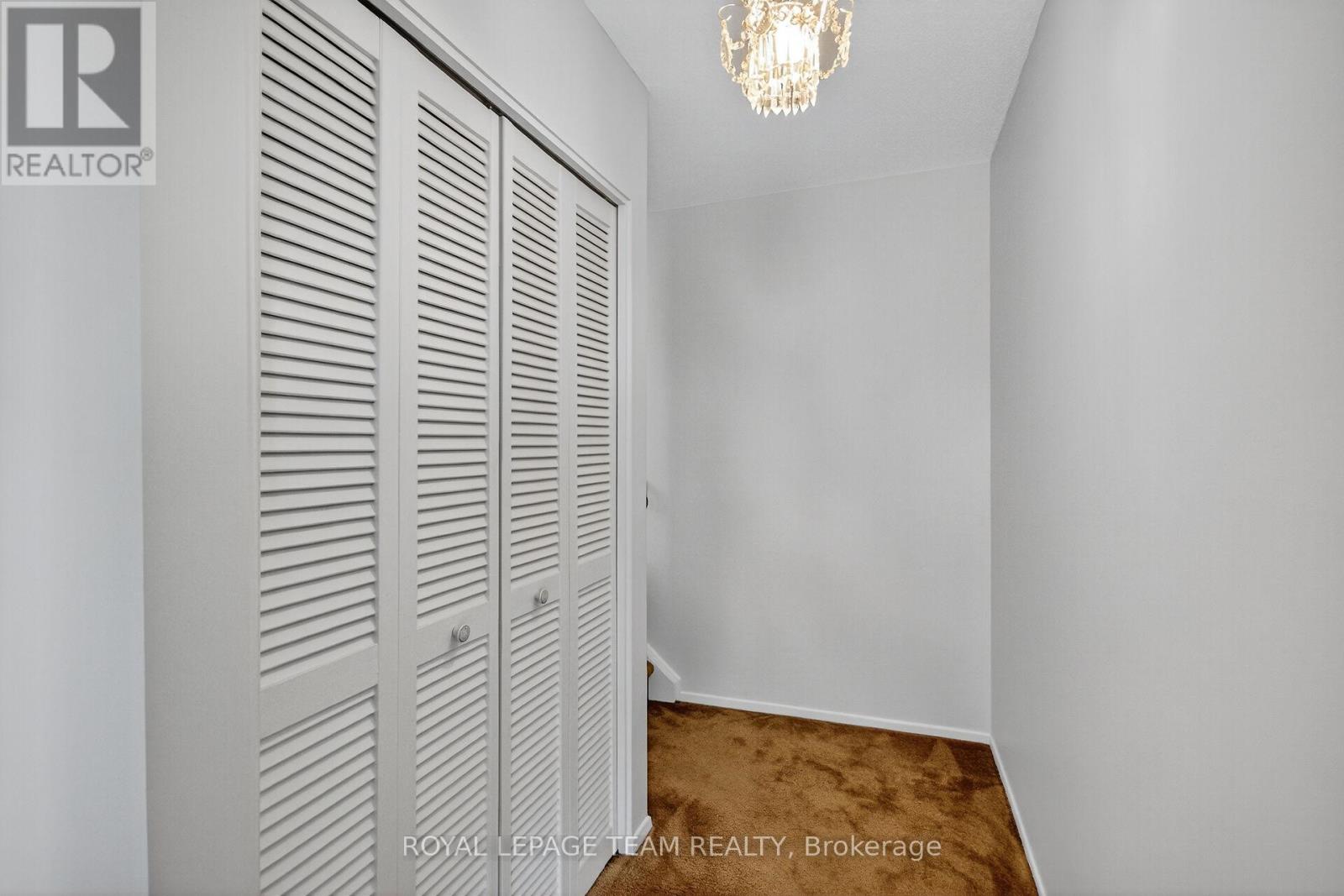 1900 Southampton Court, Ottawa, Ontario  K2C 0W3 - Photo 7 - X12946446