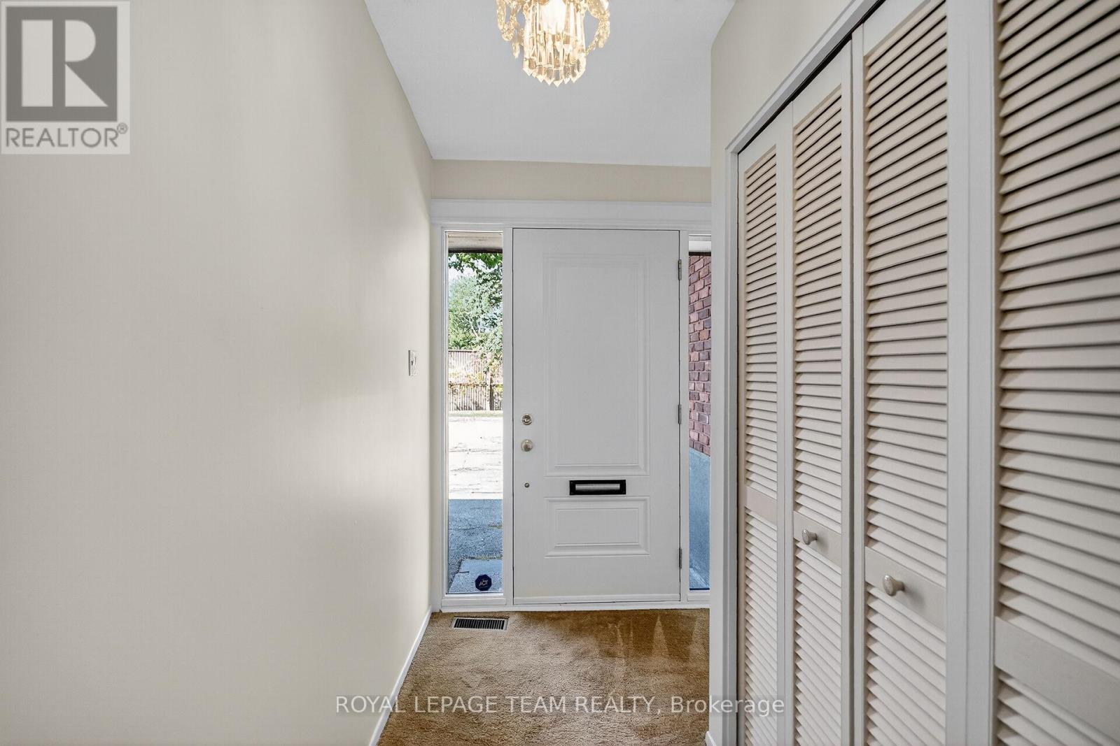 1900 Southampton Court, Ottawa, Ontario  K2C 0W3 - Photo 8 - X12946446