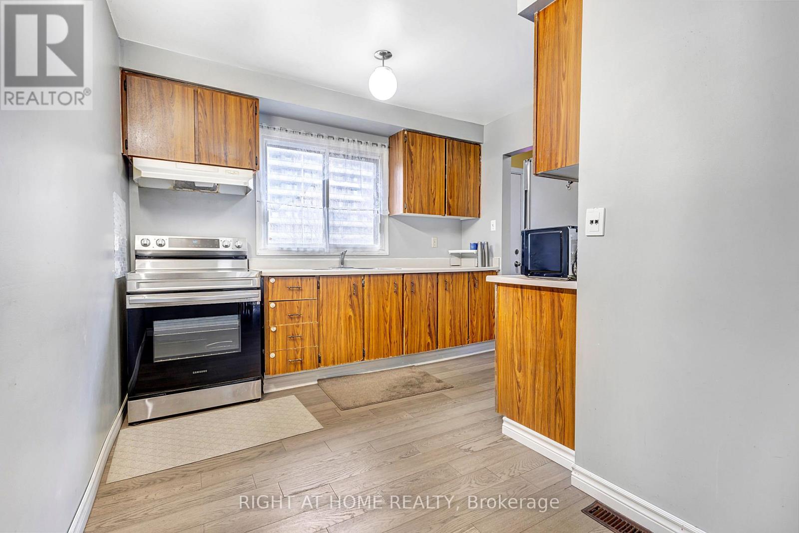 1324 Belgate Way, Ottawa, Ontario  K1J 8P9 - Photo 13 - X12965814