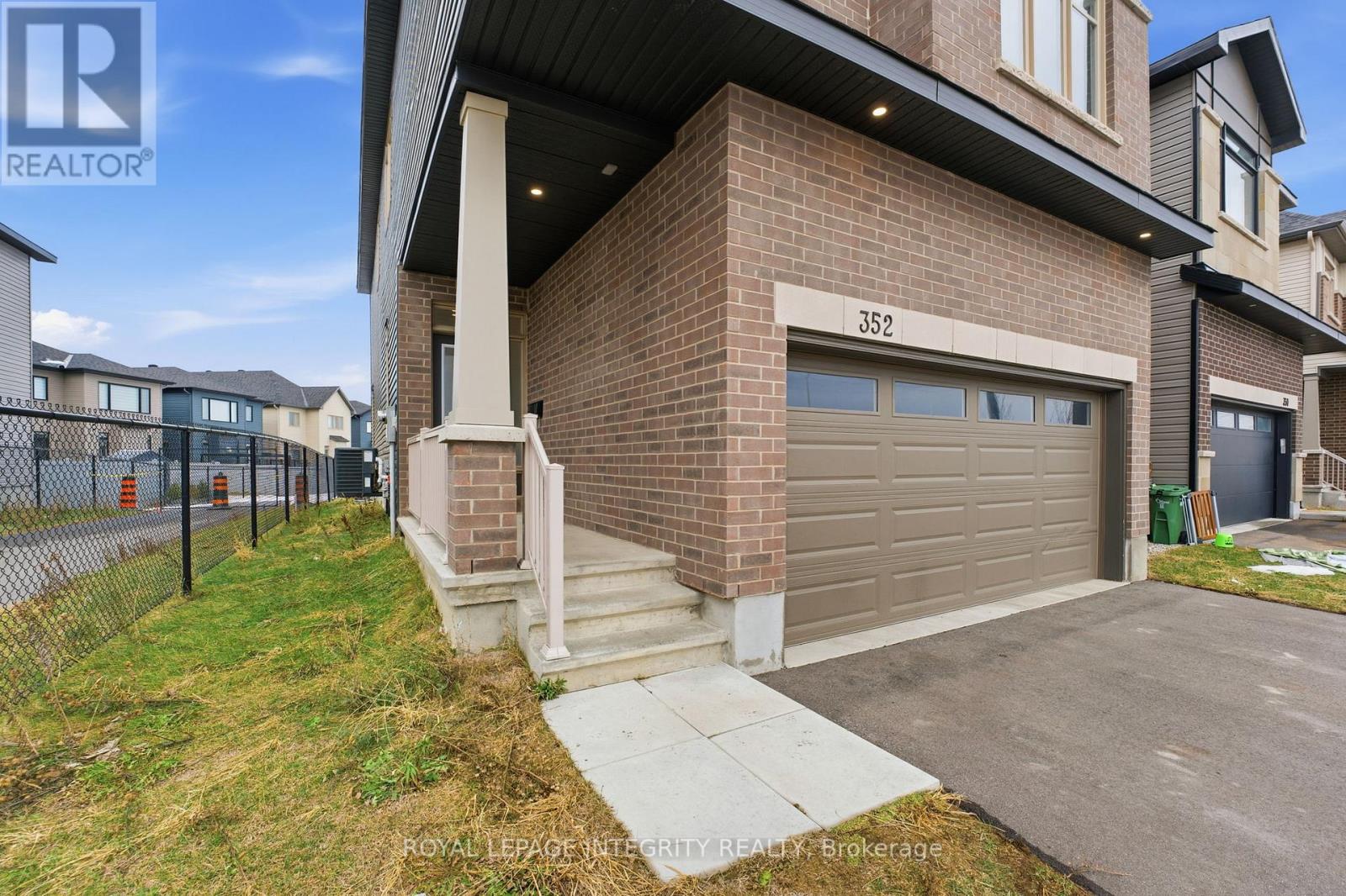 352 Monticello Avenue, Ottawa, Ontario  K2S 2S5 - Photo 4 - X12967600