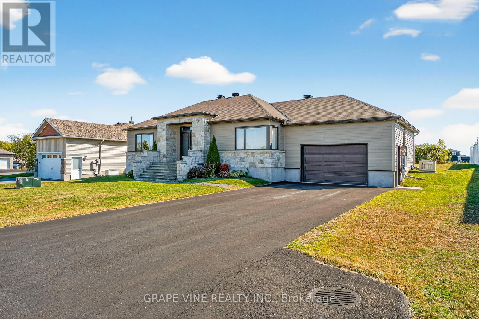 18 Calco Crescent, North Stormont, Ontario  K0C 1W0 - Photo 2 - X12973310