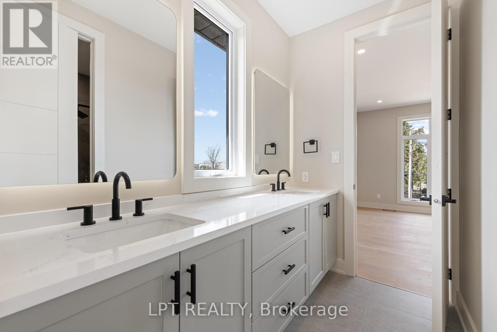 15 Briggs Avenue, Ottawa, Ontario  K2E 6W5 - Photo 38 - X12979786
