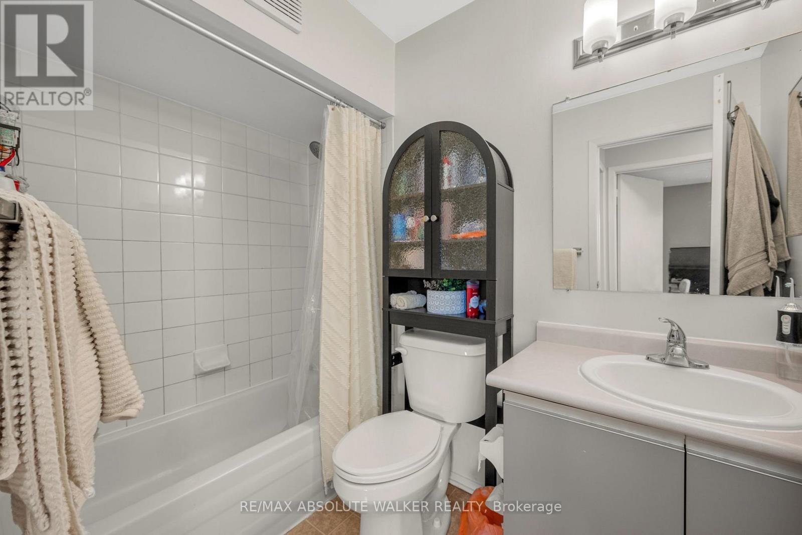 318 - 250 Brittany Drive, Ottawa, Ontario  K1K 4M1 - Photo 13 - X12993542