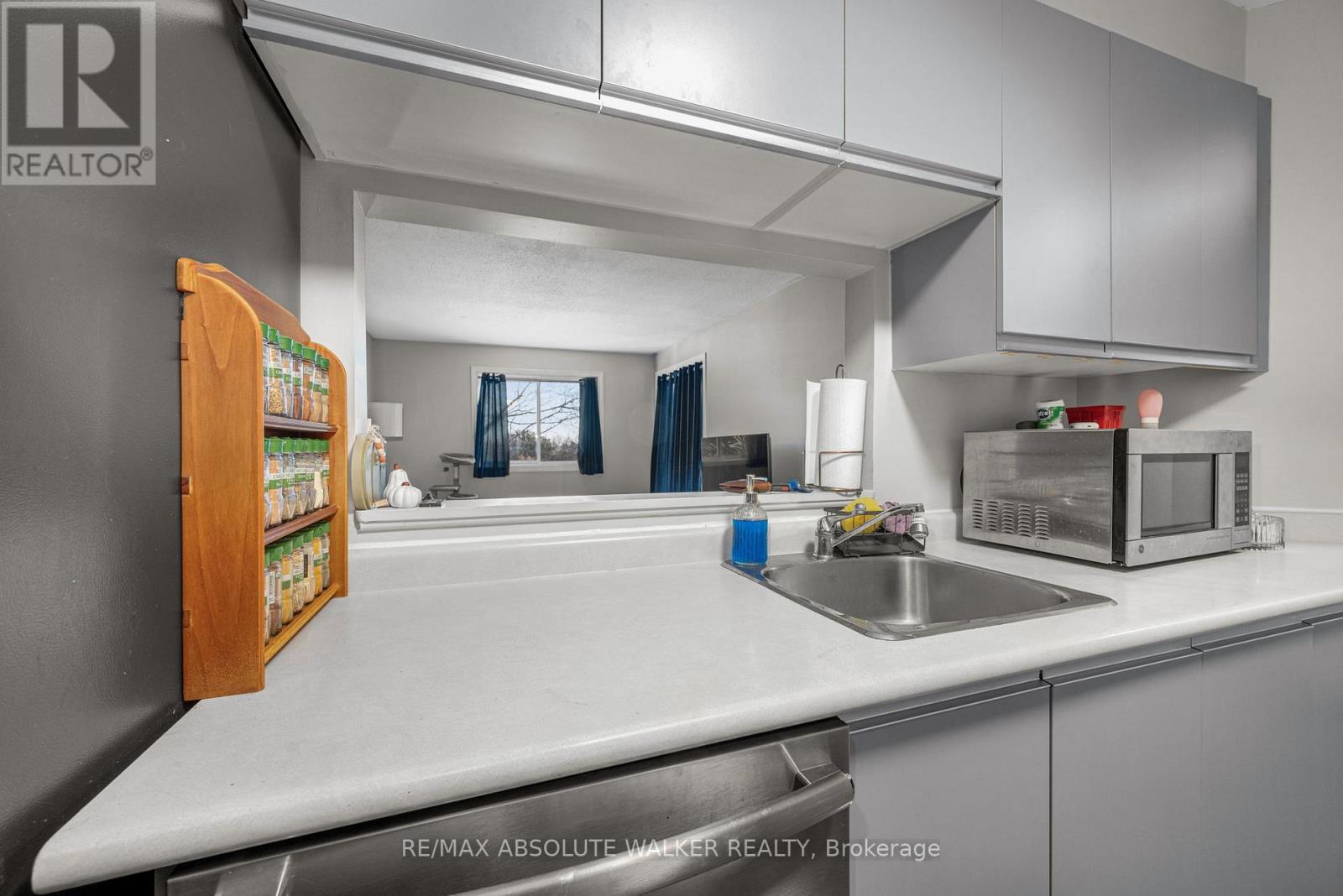 318 - 250 Brittany Drive, Ottawa, Ontario  K1K 4M1 - Photo 8 - X12993542