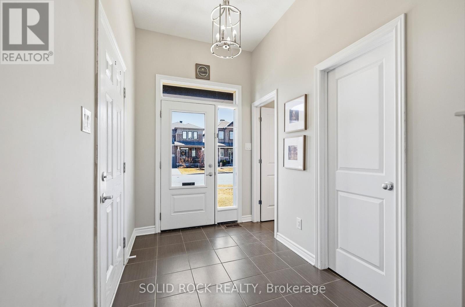 154 Westover Crescent, Ottawa, Ontario  K2T 0K6 - Photo 4 - X12994384