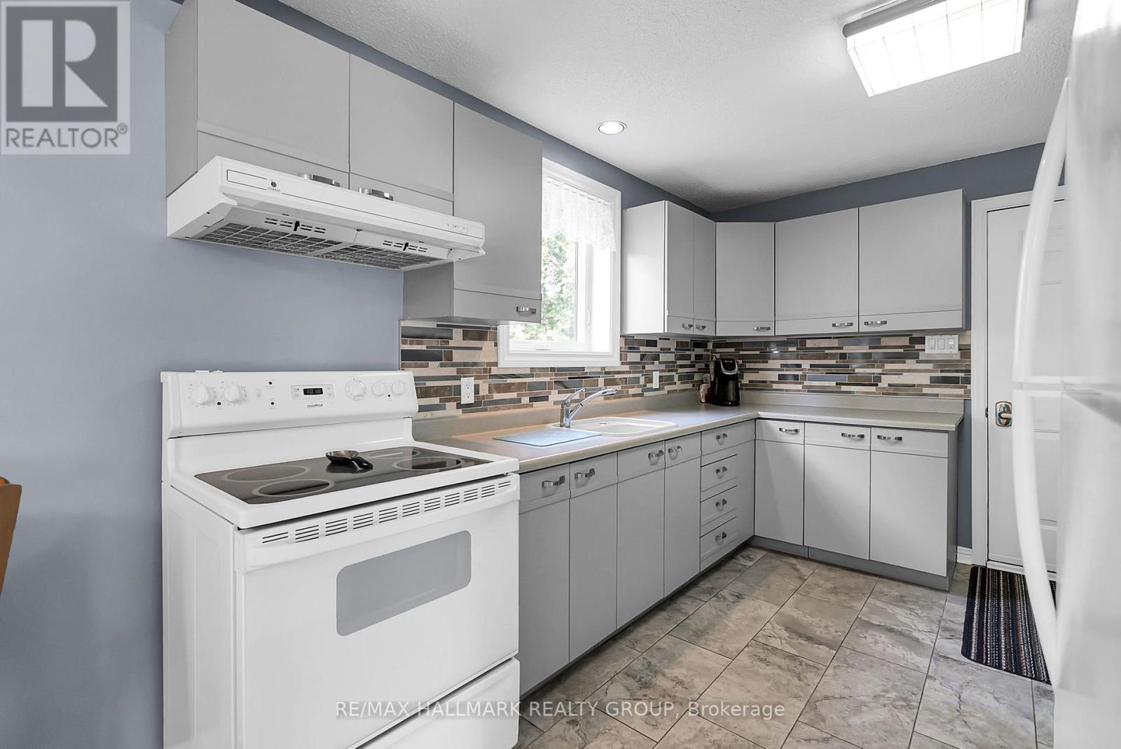 656 Ch Station Road, Alfred And Plantagenet, Ontario  K0B 1A0 - Photo 5 - X12994602