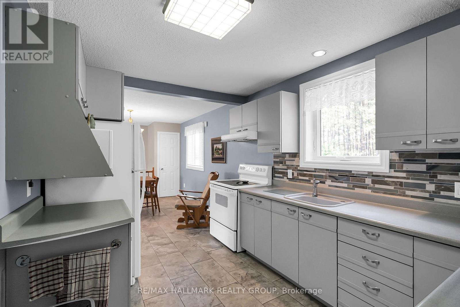 656 Ch Station Road, Alfred And Plantagenet, Ontario  K0B 1A0 - Photo 6 - X12994602