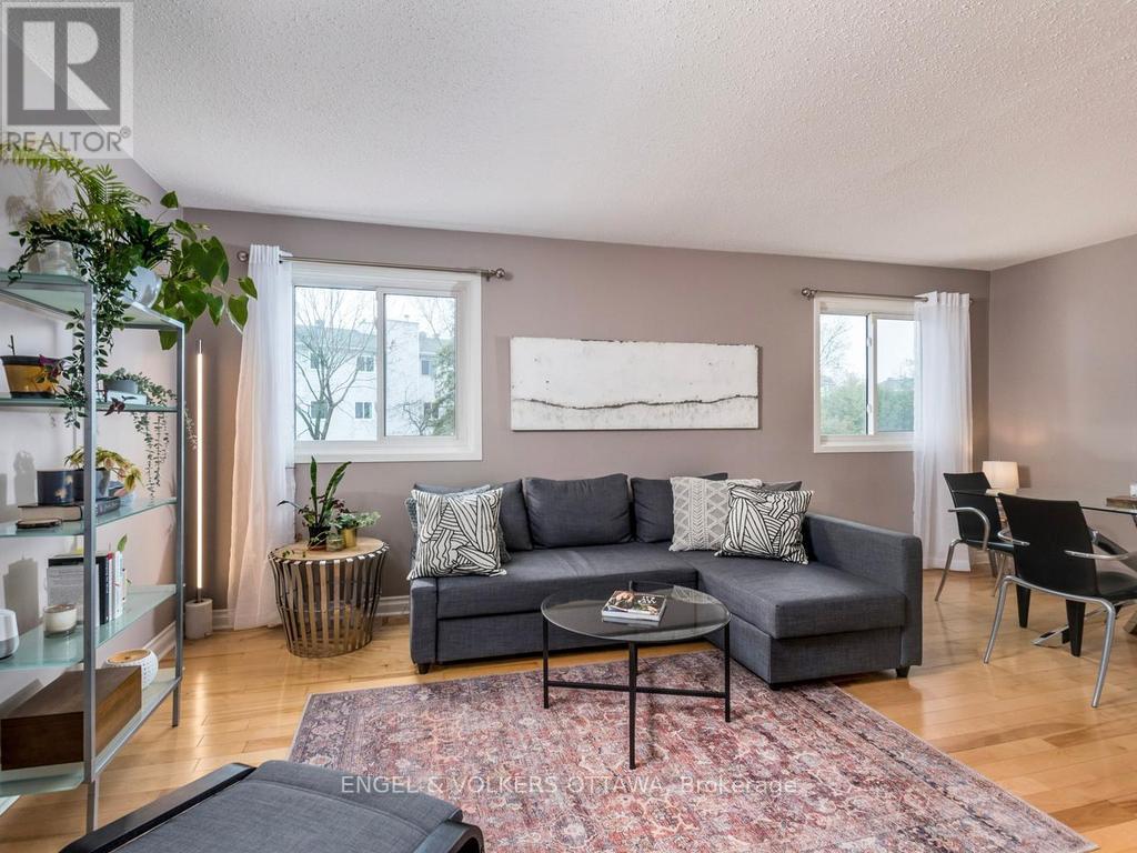 31 Castlegreen Private, Ottawa, Ontario  K1T 3N4 - Photo 4 - X13010344
