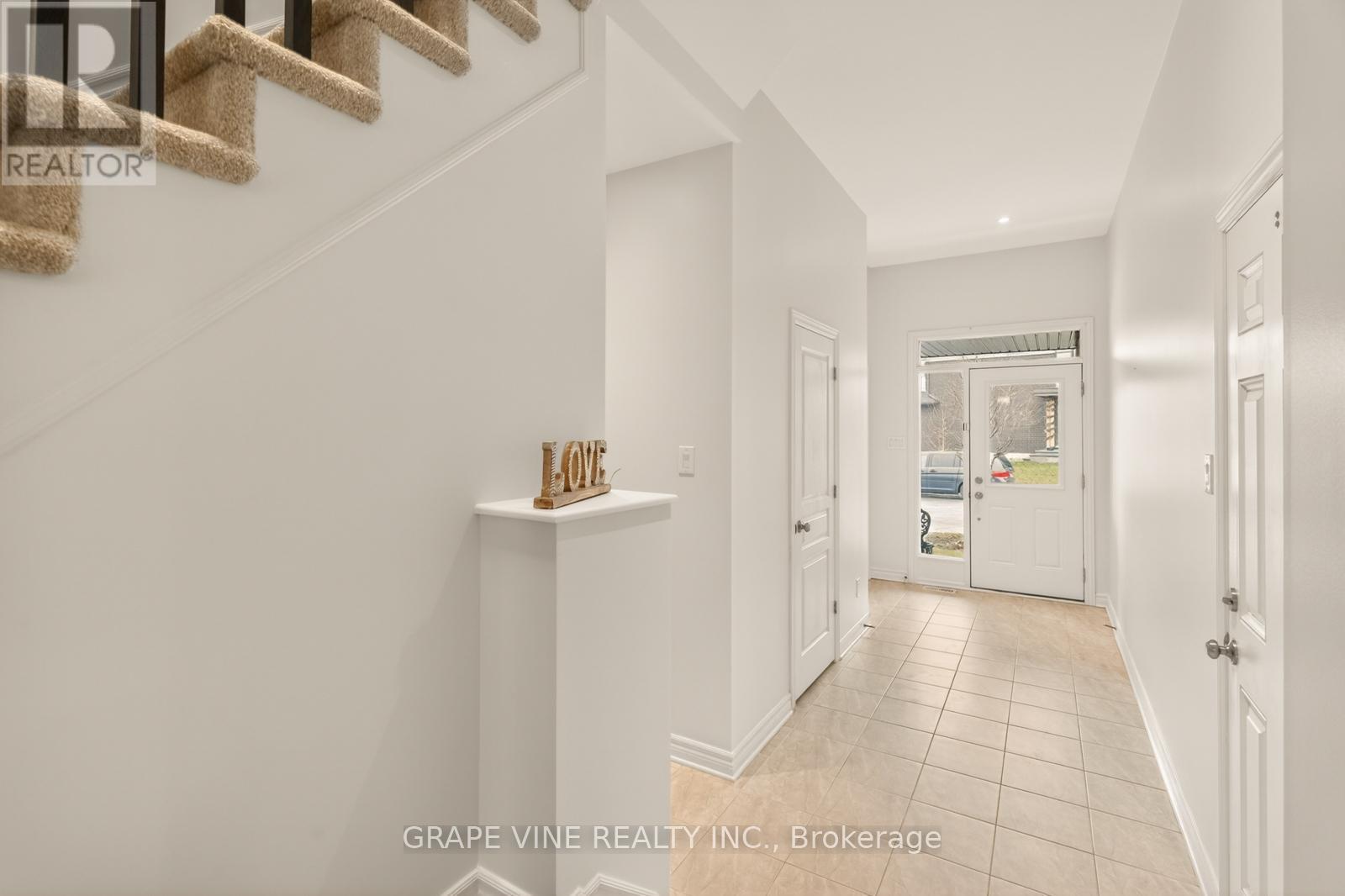 383 Memorial Grove, Ottawa, Ontario  K1X 0C7 - Photo 3 - X13010364