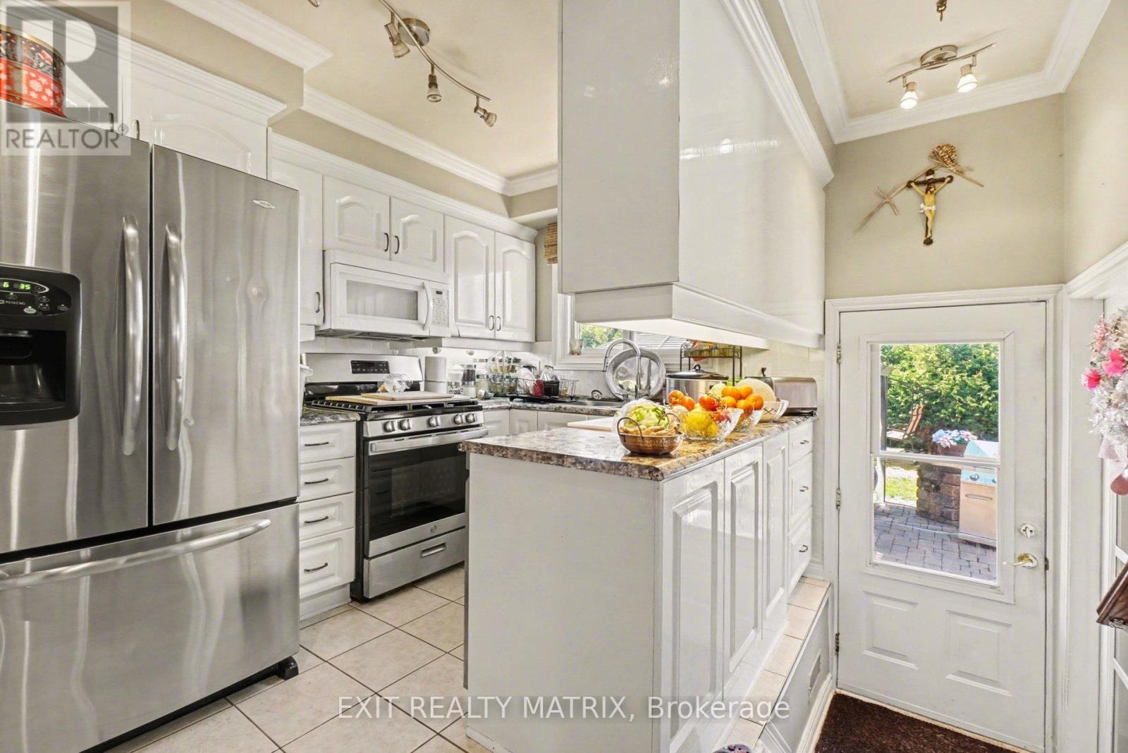 1402 Jamison Avenue, Ottawa, Ontario  K1E 1J5 - Photo 3 - X13028724