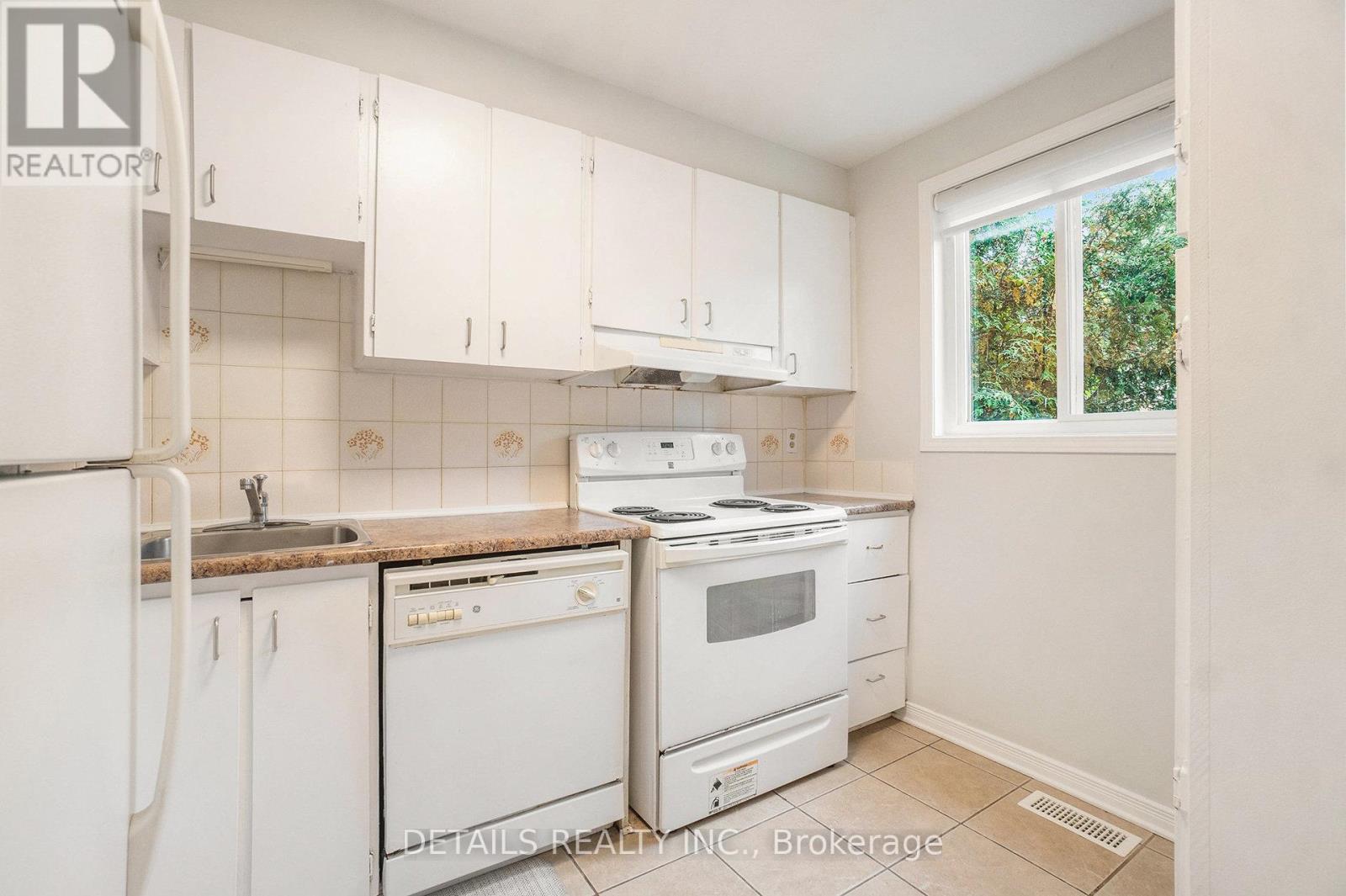 144d Valley Stream Drive, Ottawa, Ontario  K2H 9C6 - Photo 4 - X13045694