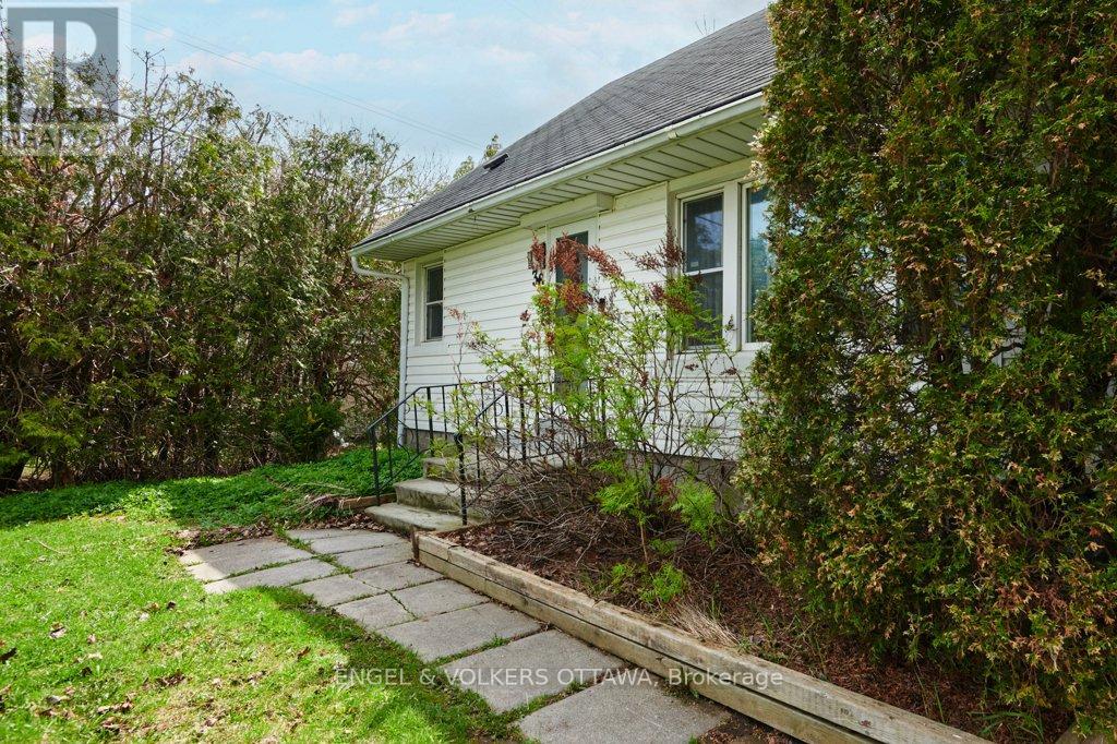 36 Argue Drive, Ottawa, Ontario  K2E 6S1 - Photo 3 - X13084010