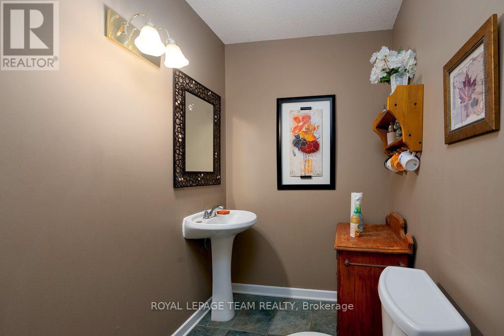 422 Donald B Munro Drive, Ottawa, Ontario  K0A 1L0 - Photo 9 - X13087310