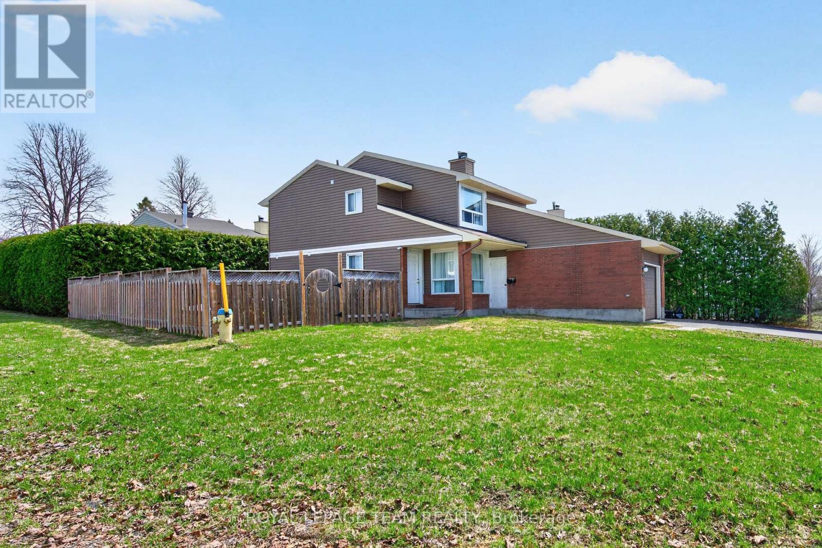 1631 Saxony Crescent, Ottawa, Ontario  K1B 5K8 - Photo 2 - X13087766
