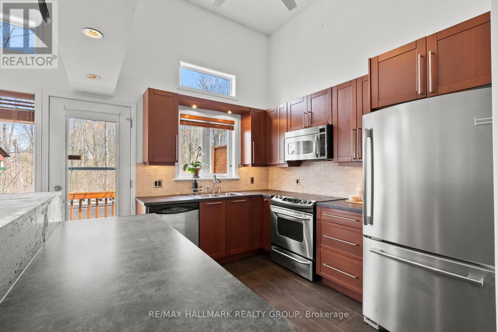 243 Gladeview Private, Ottawa, Ontario  K1T 4A7 - Photo 5 - X13091766