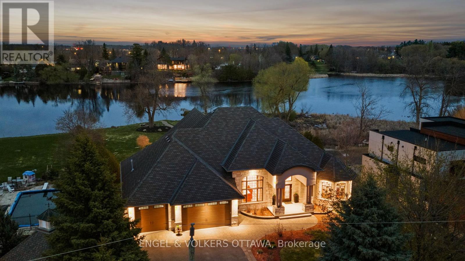25 WINDING WAY, Ottawa, Ontario