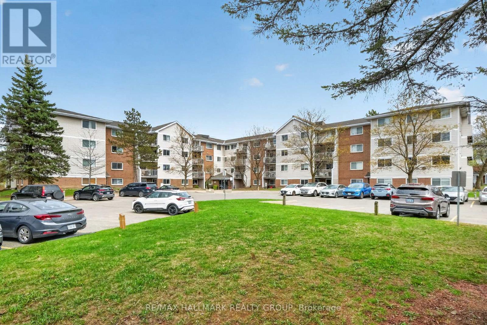 102 - 280 BRITTANY DRIVE, Ottawa, Ontario