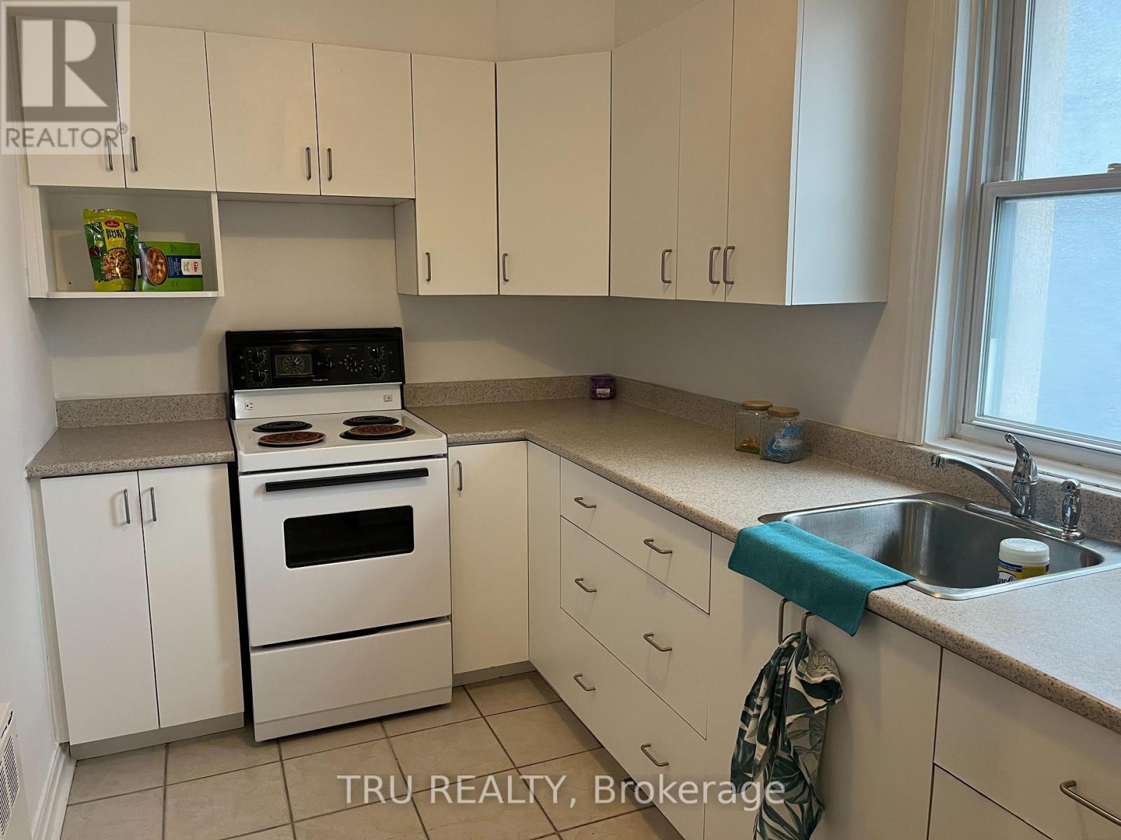3 - 384 Blake Boulevard, Ottawa, Ontario  K1L 6L2 - Photo 12 - X13105910