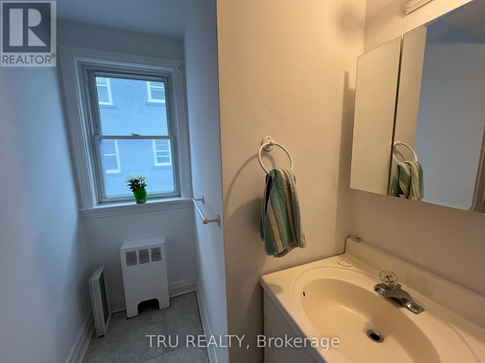 3 - 384 Blake Boulevard, Ottawa, Ontario  K1L 6L2 - Photo 6 - X13105910