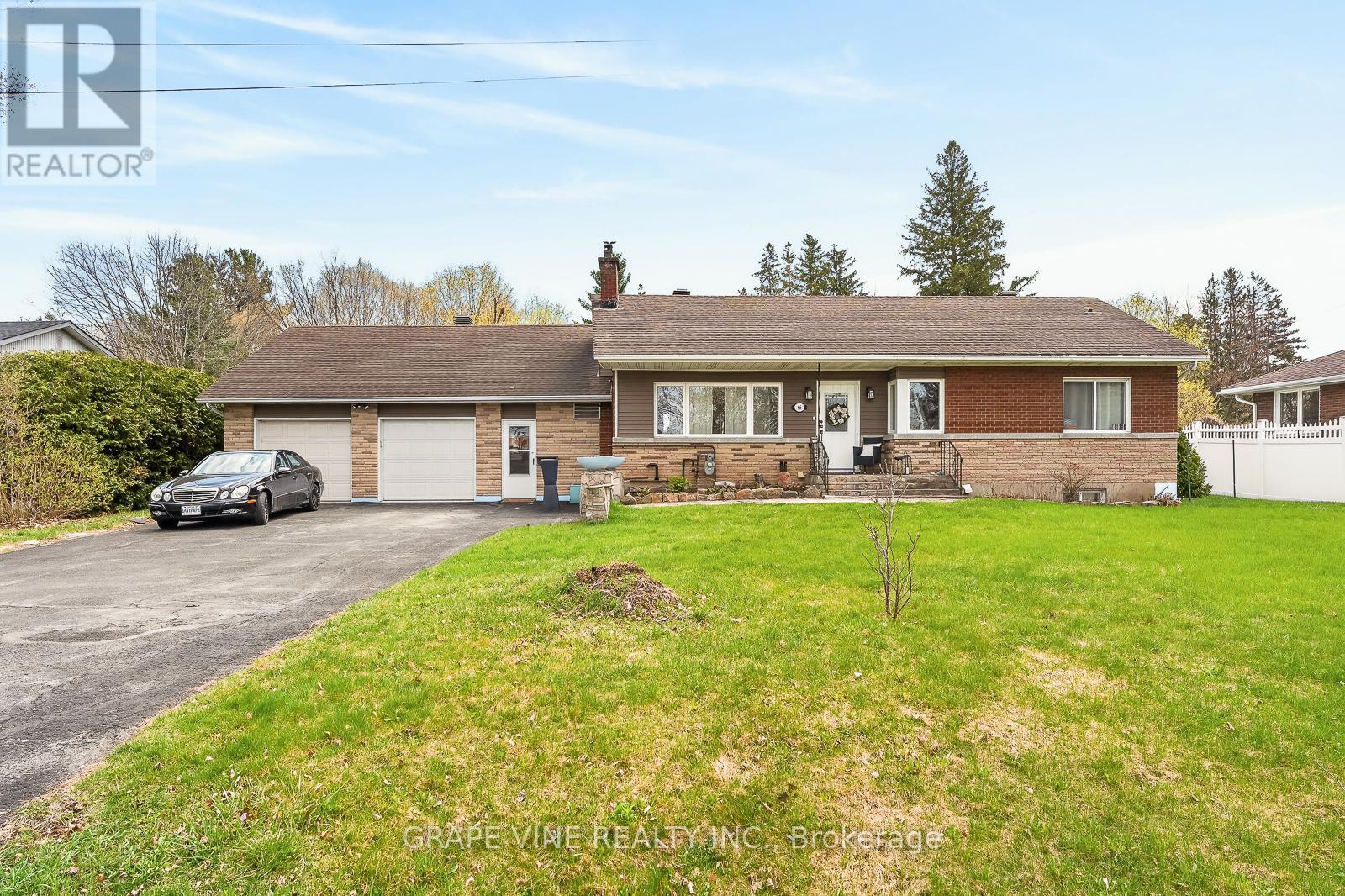 46 Macfarlane Road, Ottawa, Ontario  K2E 6V5 - Photo 2 - X13108908
