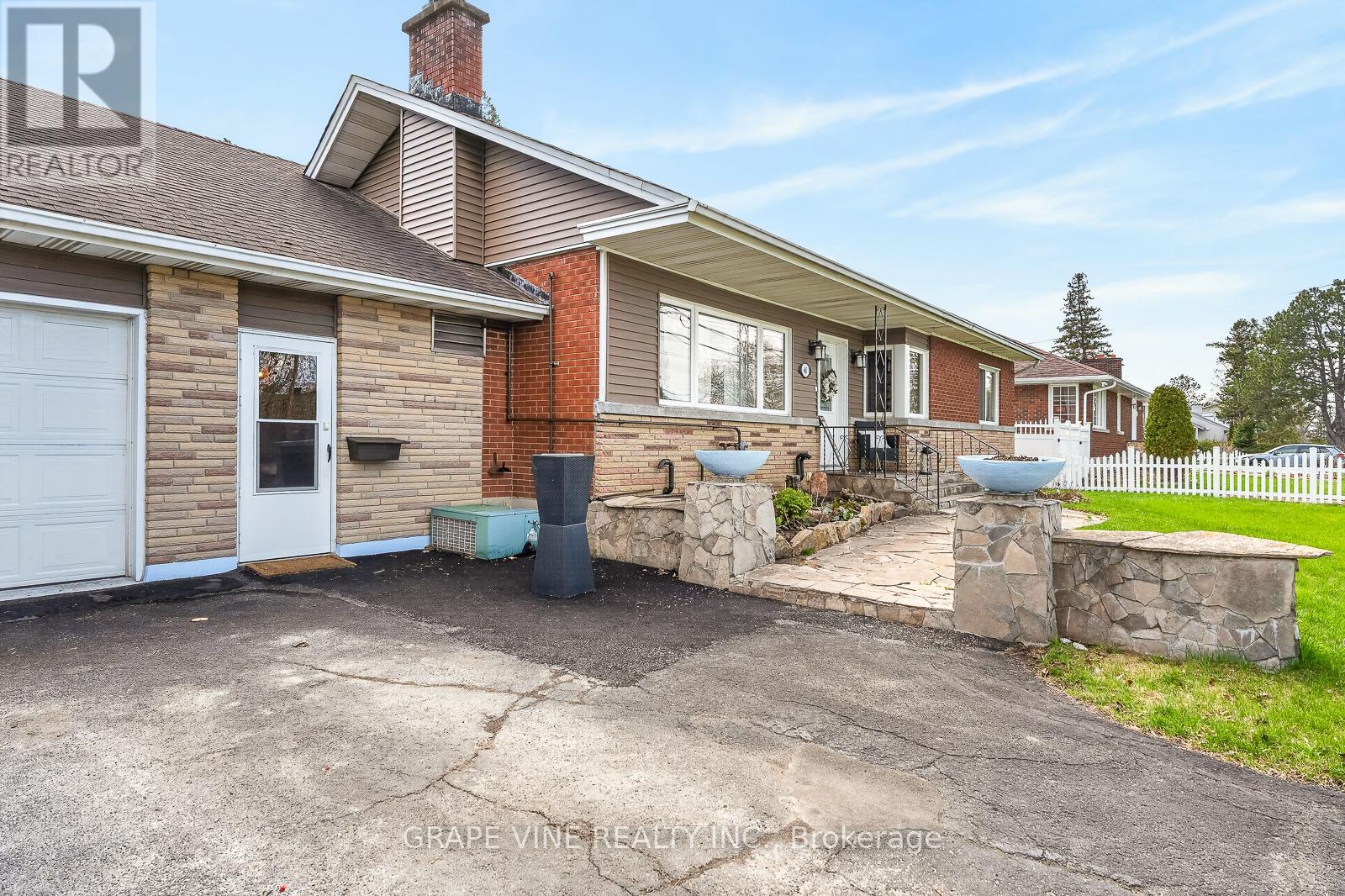 46 Macfarlane Road, Ottawa, Ontario  K2E 6V5 - Photo 3 - X13108908