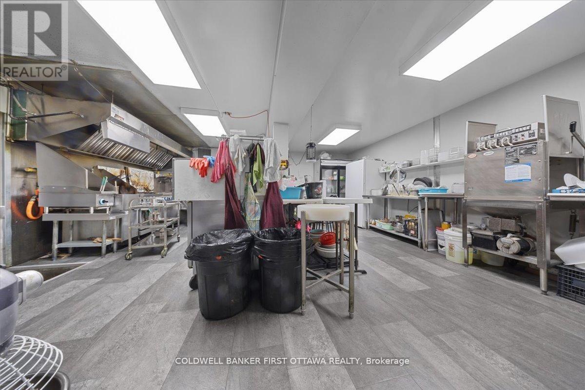 827 Somerset Street W, Ottawa, Ontario  K1R 6R4 - Photo 5 - X13111324