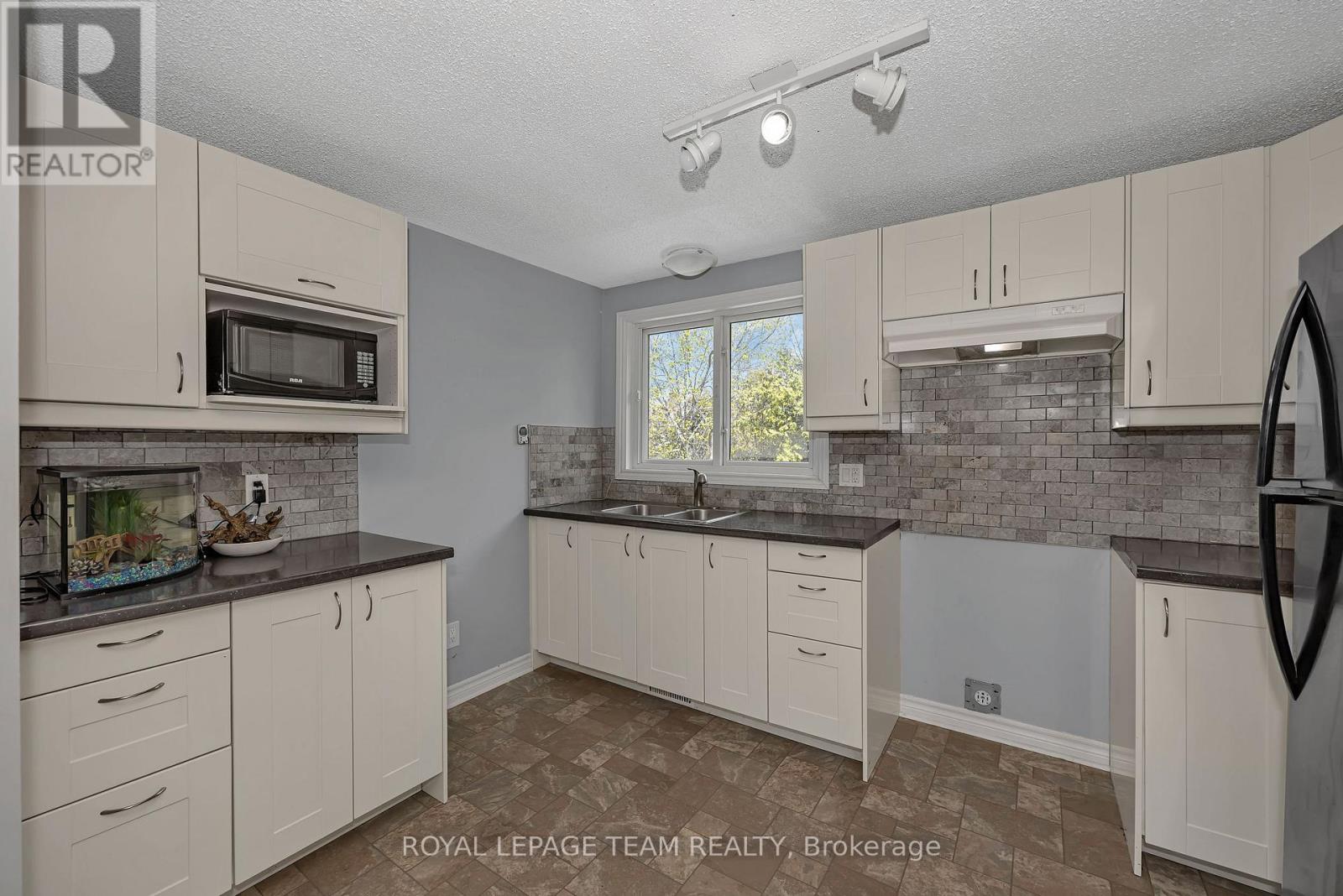 73 Southpark Drive, Ottawa, Ontario  K1B 3B5 - Photo 25 - X13112838