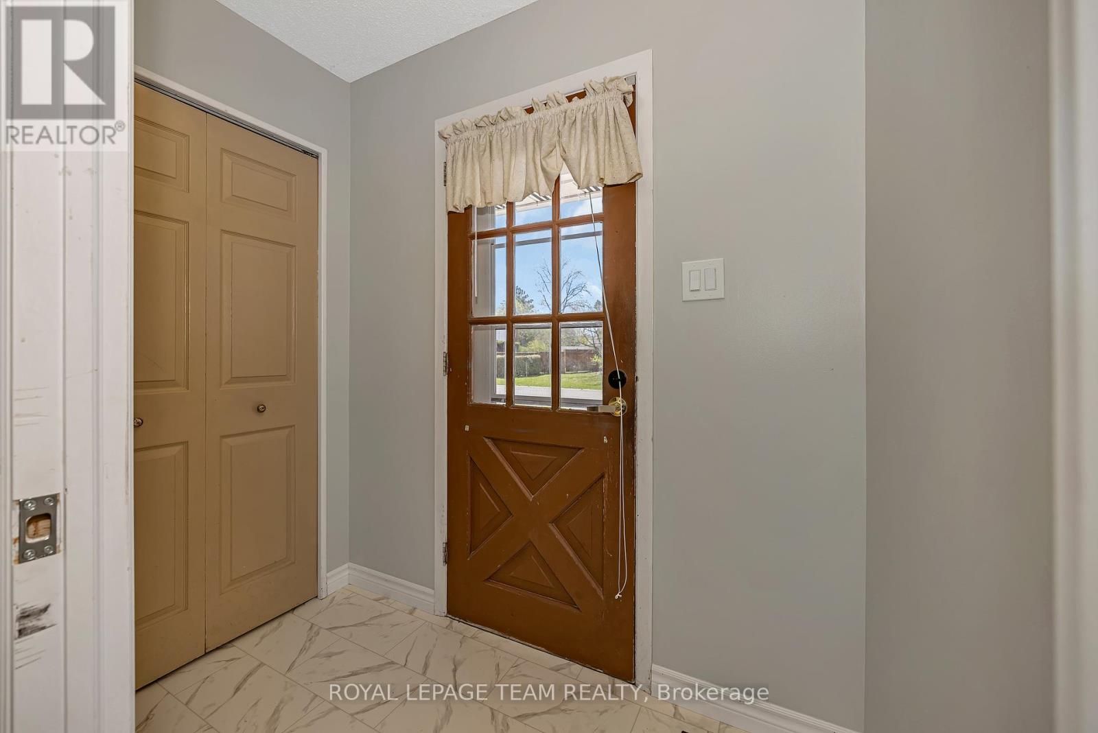 73 Southpark Drive, Ottawa, Ontario  K1B 3B5 - Photo 4 - X13112838