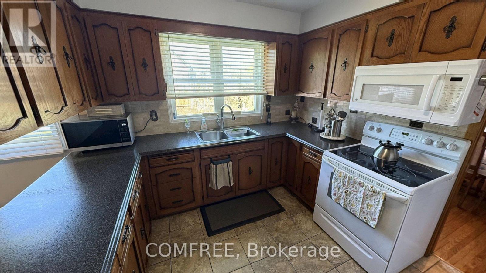 4088 Florence Avenue, Petrolia, Ontario  N0N 1R0 - Photo 5 - X13125178