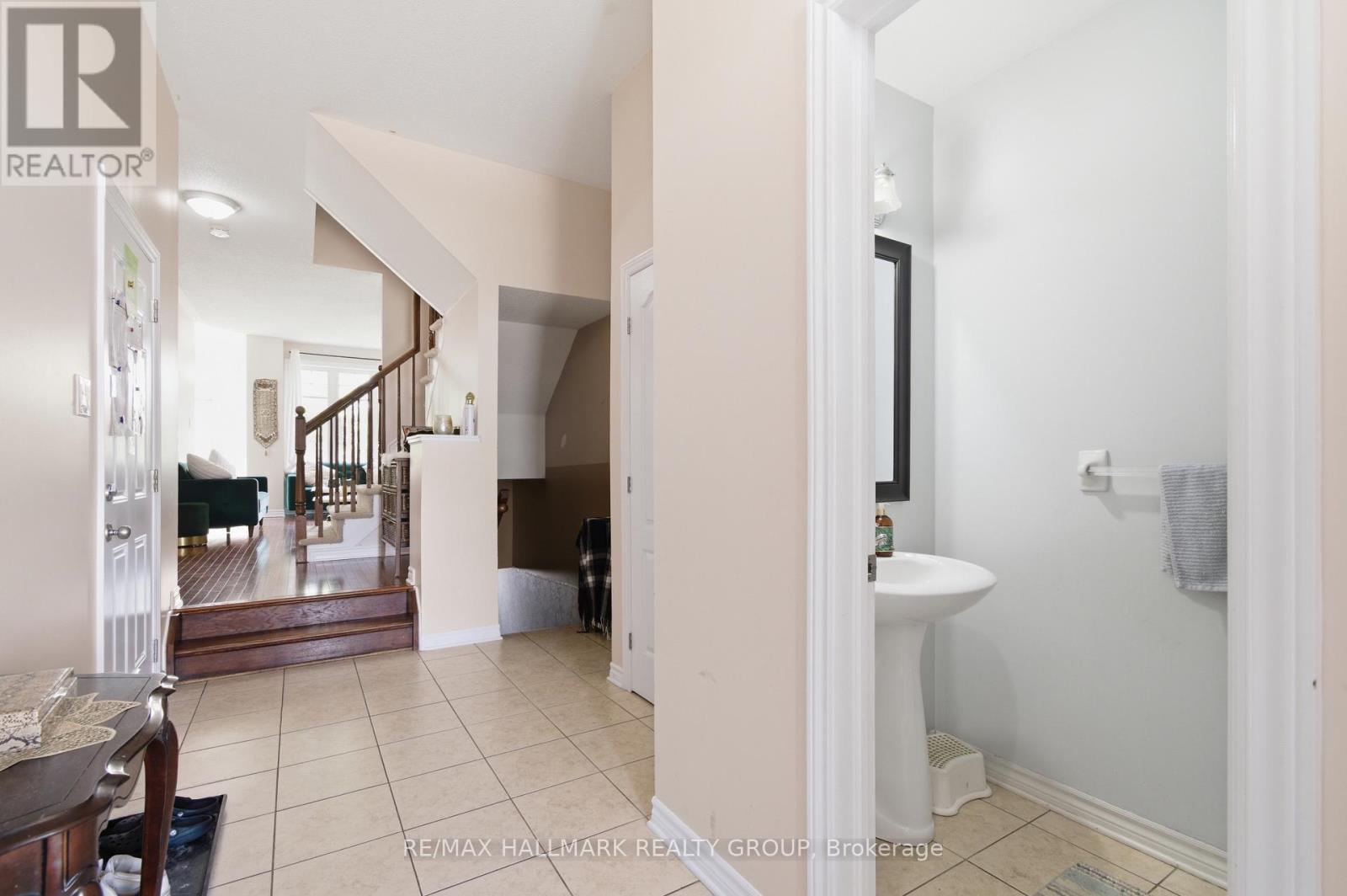 728 Cedar Creek Drive, Ottawa, Ontario  K1T 0A9 - Photo 3 - X13125364