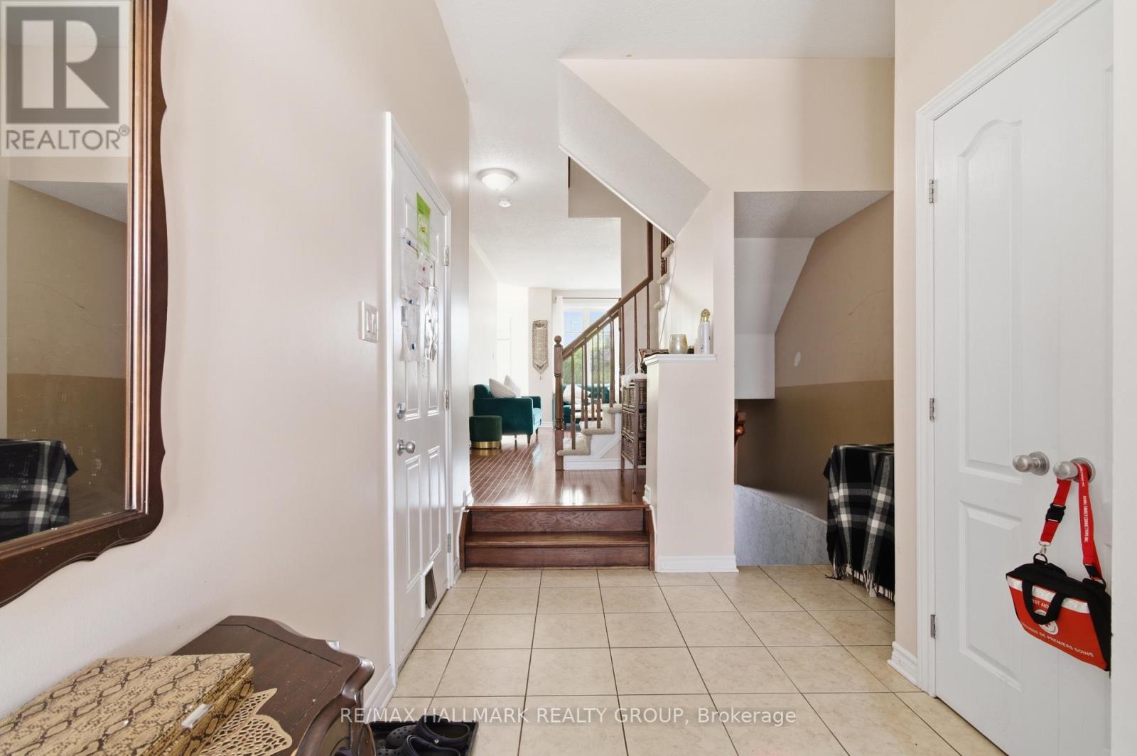 728 Cedar Creek Drive, Ottawa, Ontario  K1T 0A9 - Photo 4 - X13125364