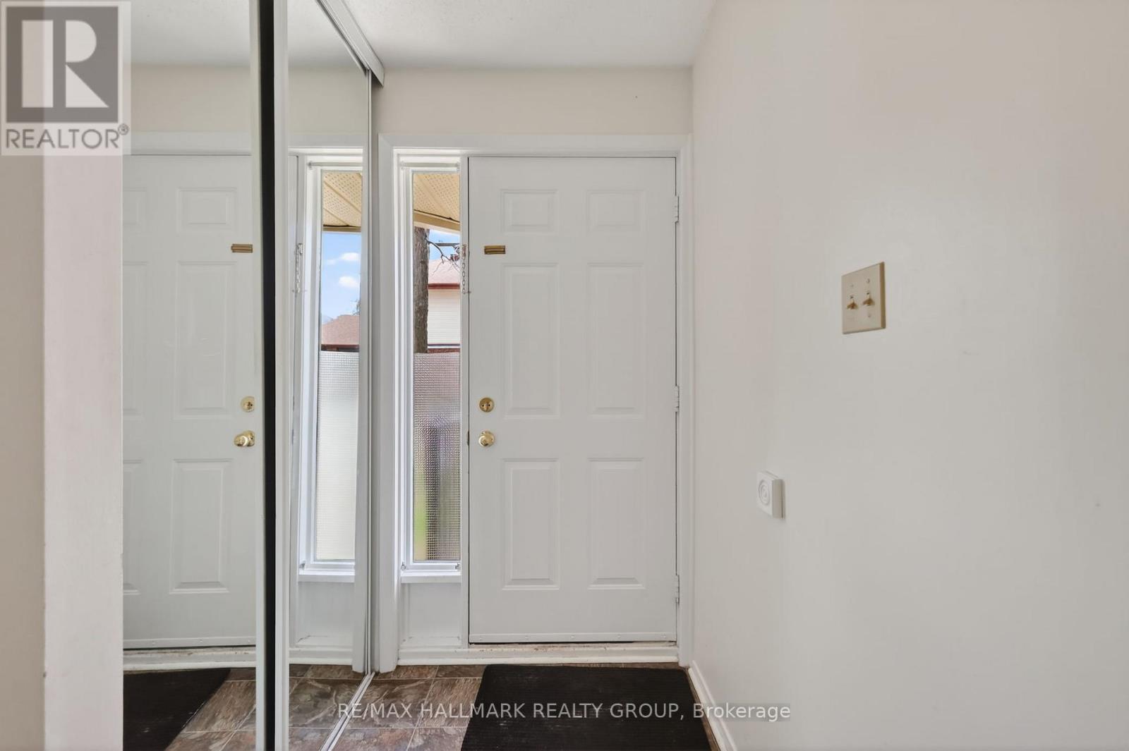 33 Haxby Private, Ottawa, Ontario  K1T 3B5 - Photo 2 - X13129192