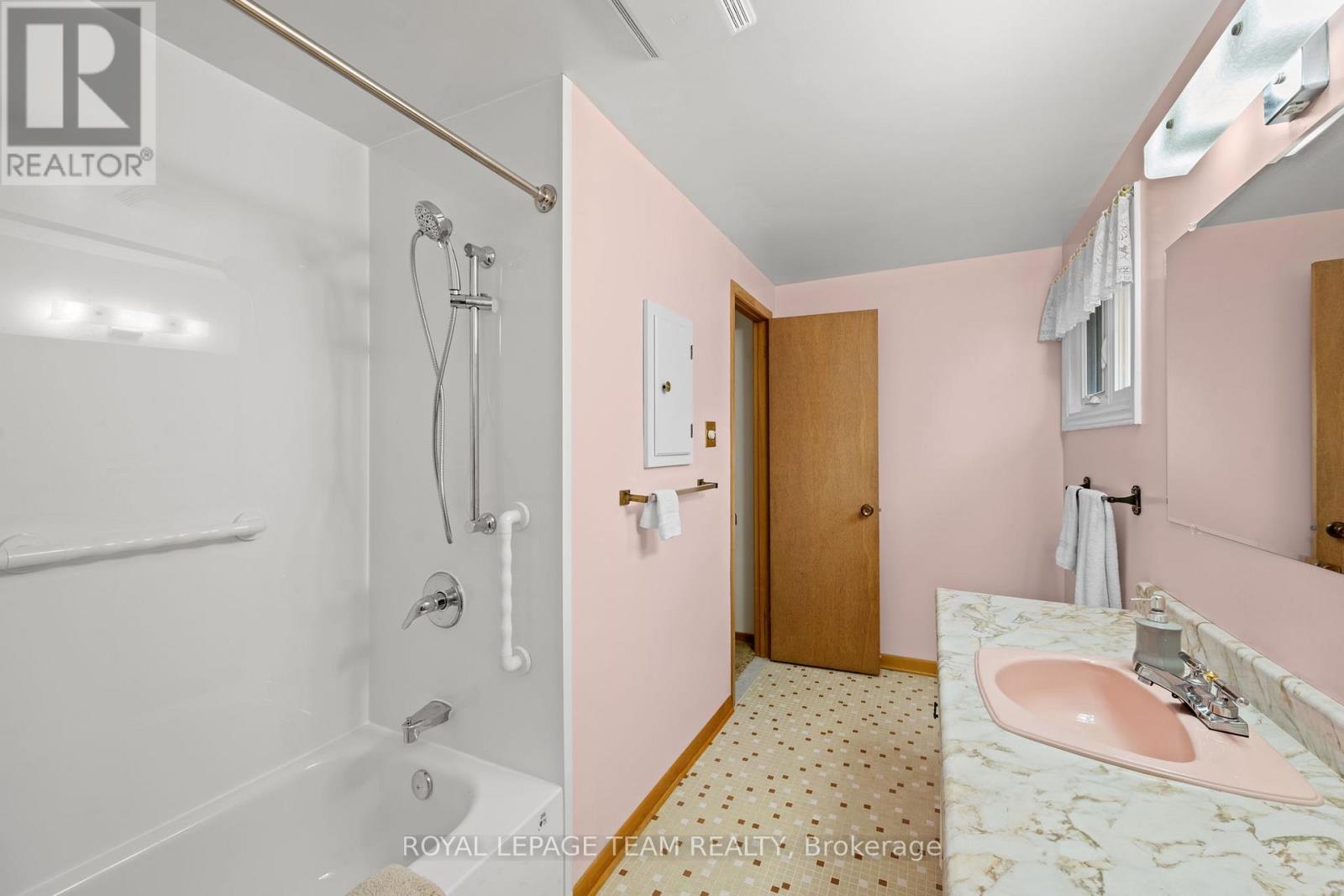 7 Centrepark Drive, Ottawa, Ontario  K1B 3C2 - Photo 26 - X13130490