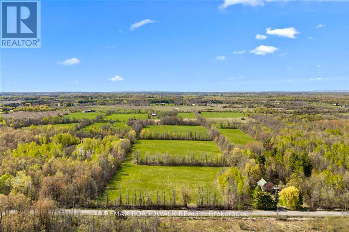 7521 Jock Trail, Ottawa, Ontario  K0A 2Z0 - Photo 2 - X13136360