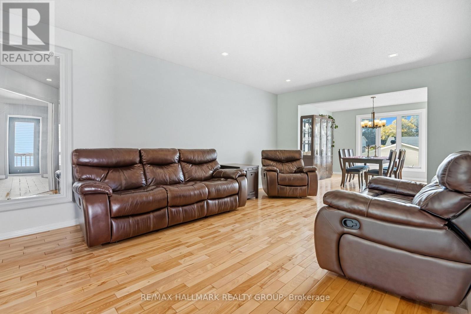 1354 Gaultois Avenue, Ottawa, Ontario  K1C 3G6 - Photo 4 - X13148620