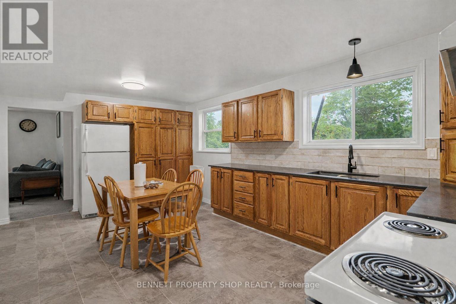 1312 Avenue R Avenue, Ottawa, Ontario  K1G 0B9 - Photo 3 - X13159328