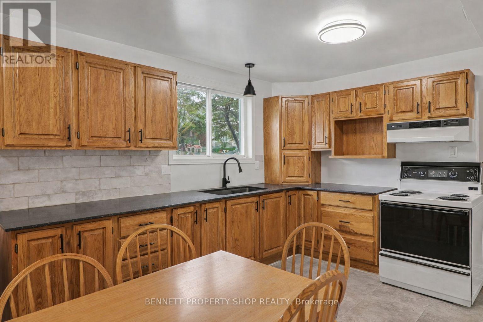 1312 Avenue R Avenue, Ottawa, Ontario  K1G 0B9 - Photo 4 - X13159328