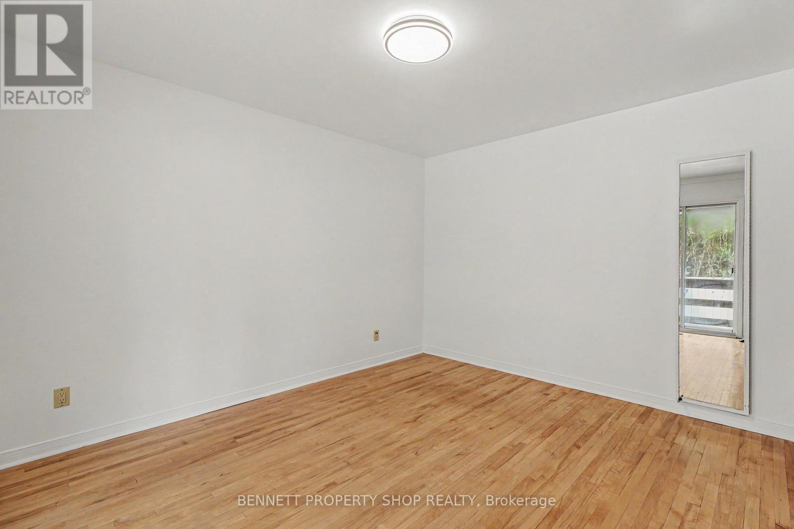 1312 Avenue R Avenue, Ottawa, Ontario  K1G 0B9 - Photo 8 - X13159328